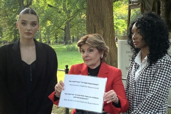 La abogada especializada en igualdad de género, Gloria Allred (c), habla durante una rueda de prensa junto a Veronika Didusenko. EFE. 