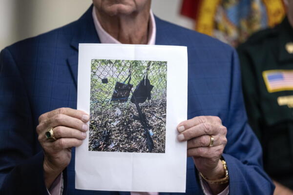 El sheriff Ric Bradshaw muestra una foto de los elementos que se encontraron junto a la valla del campo de golf perteneciente al expresidente Donald Trump en Palm Beach (Florida). EFE/EPA/CRISTOBAL HERRERA-ULASHKEVICH