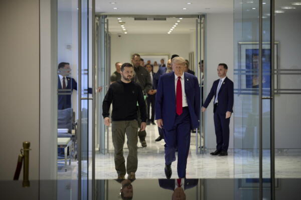 Donald Trump y Volodímir Zelenski durante su reunión en la Torre Trump en Nueva York. EFE/EPA/UKRAINE PRESIDENTIAL PRESS SERVICE