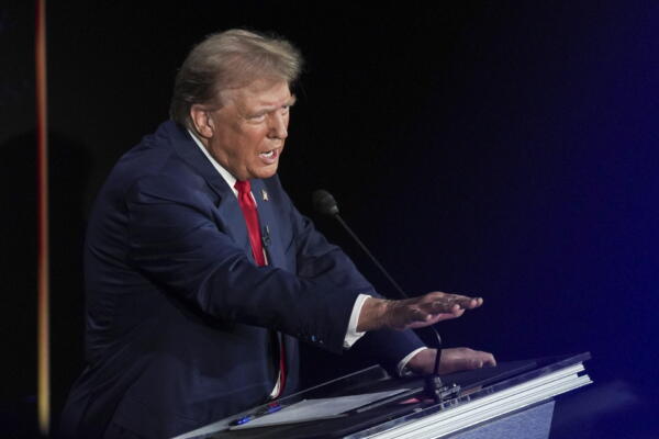El expresidente Donald Trump respondiendo al debate presidencial. EFE. 