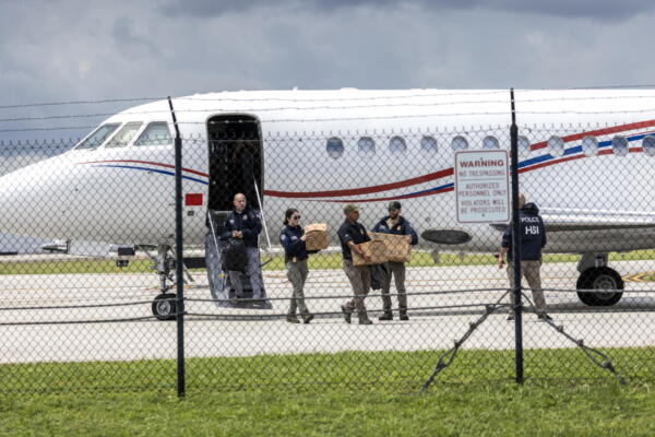 Oficiales extraen cajas etiquetadas como evidencia de un avión que, según las autoridades, pertenece al presidente venezolano Nicolás Maduro en el Aeropuerto Ejecutivo de Fort Lauderdale, Florida, EE.UU. EFE/Cristóbal Herrera-Ulashkevich
