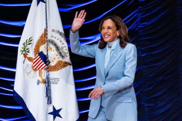 
Kamala Harris, habla durante la inauguración del Mes de la Herencia Hispana en Washington. EFE. 
