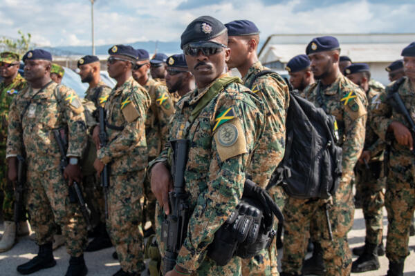 Militares y policías de Jamaica y Belice llegan al aeropuerto internacional Toussaint Louverture este 12 de septiembre de 2024, en Puerto Príncipe (Haití). EFE/ Johnson Sabin