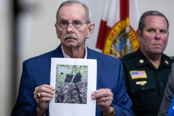 El sheriff Ric Bradshaw muestra una foto de los elementos que se encontraron junto a la valla del campo de golf perteneciente al expresidente Donald Trump en Palm Beach (Florida). EFE/EPA/CRISTOBAL HERRERA-ULASHKEVICH