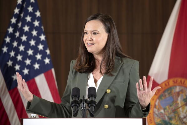 Fotografía de archivo de la fiscal estatal de Florida, Ashley Moody, durante una conferencia de prensa en Miami, Florida, EE. UU., el 26 de enero de 2023.EFE/EPA/Cristobal Herrera-Ulashkevich