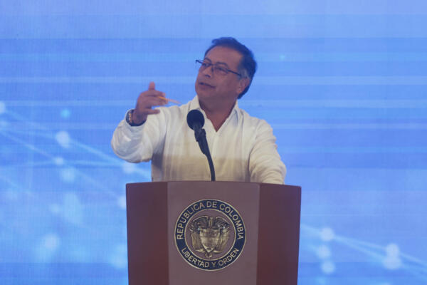 Presidente colombiano se disculpa por decir que quienes gritan 