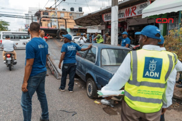 ADN retira vehículos chatarras en sectores La Paz y Honduras