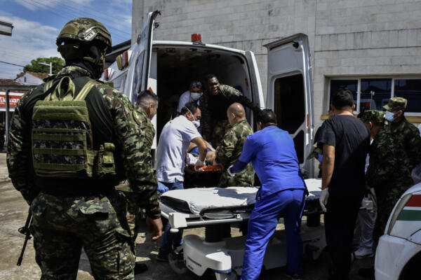 Paramédicos trasladan a un herido en un ataque a la guerrilla del ELN, Colombia. (Foto de Daniel Martínez / AFP)
