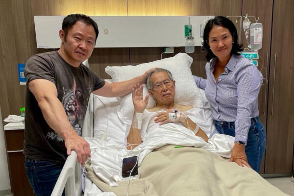 Fujimori en una clínica de Lima acompañado por su hijo Kenji (izq.) y su hija Keiko, hospitalizados el 30 de abril de 2024.  (Foto de HANDOUT/Familia Fujimori/AFP)