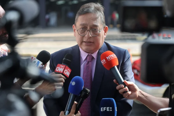 El abogado del opositor Edmundo González, José Vicente Haro, ingresa a la sede del Ministerio Público. EFE.