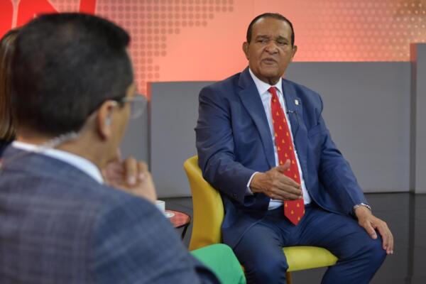 Antonio Marte: ‘‘Cada diez o quince días estoy en mi provincia bebiendo café, camino solo (sin seguridad) andando y escuchando a la gente. Yo voy a mi provincia porque me eligieron’’ (foto: Danny Polanco)