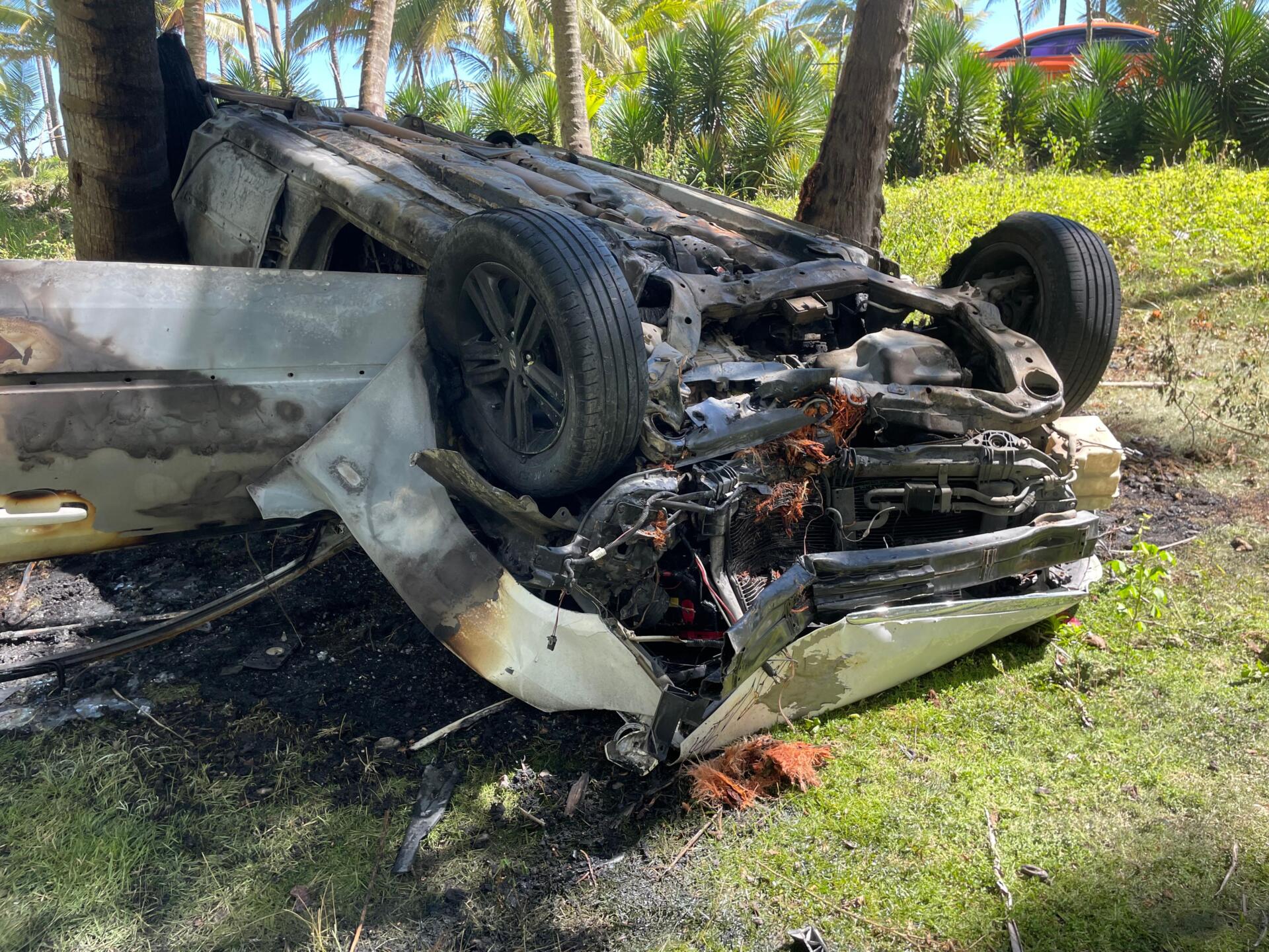 Dos personas terminaron lesionadas al deslizarse y luego incendiarse, vehículo que viajaban en la comunidad del Juncal, en Nagua.