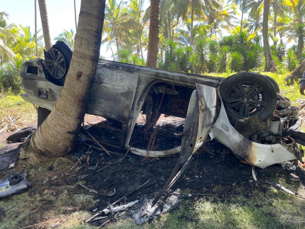 Dos personas terminaron lesionadas al deslizarse y luego incendiarse, vehículo que viajaban en la comunidad del Juncal, en Nagua.