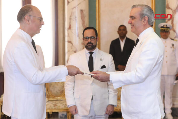 Abinader recibe cartas credenciales de nuevos embajadores