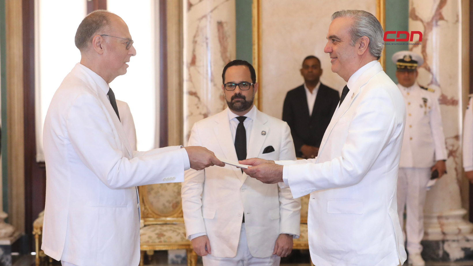 Abinader recibe cartas credenciales de nuevos embajadores
