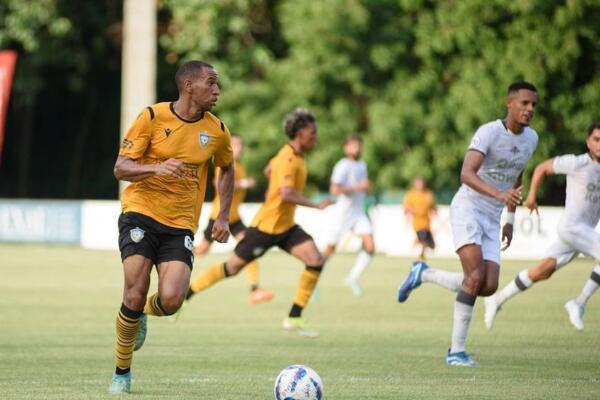 Acción del partido OyM FC 1-2 y el club Atlético Pantoja