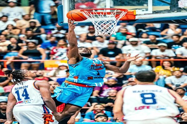 Acción del tercer juego de la final de la LNB entre Reales de La Vega y Titanes de San Cristóbal