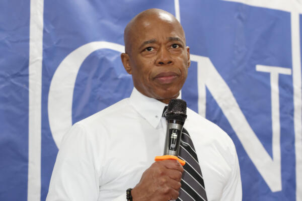 Eric Adams Enfrenta Cargos Federales: Soborno, Fraude y Contribuciones Ilegales