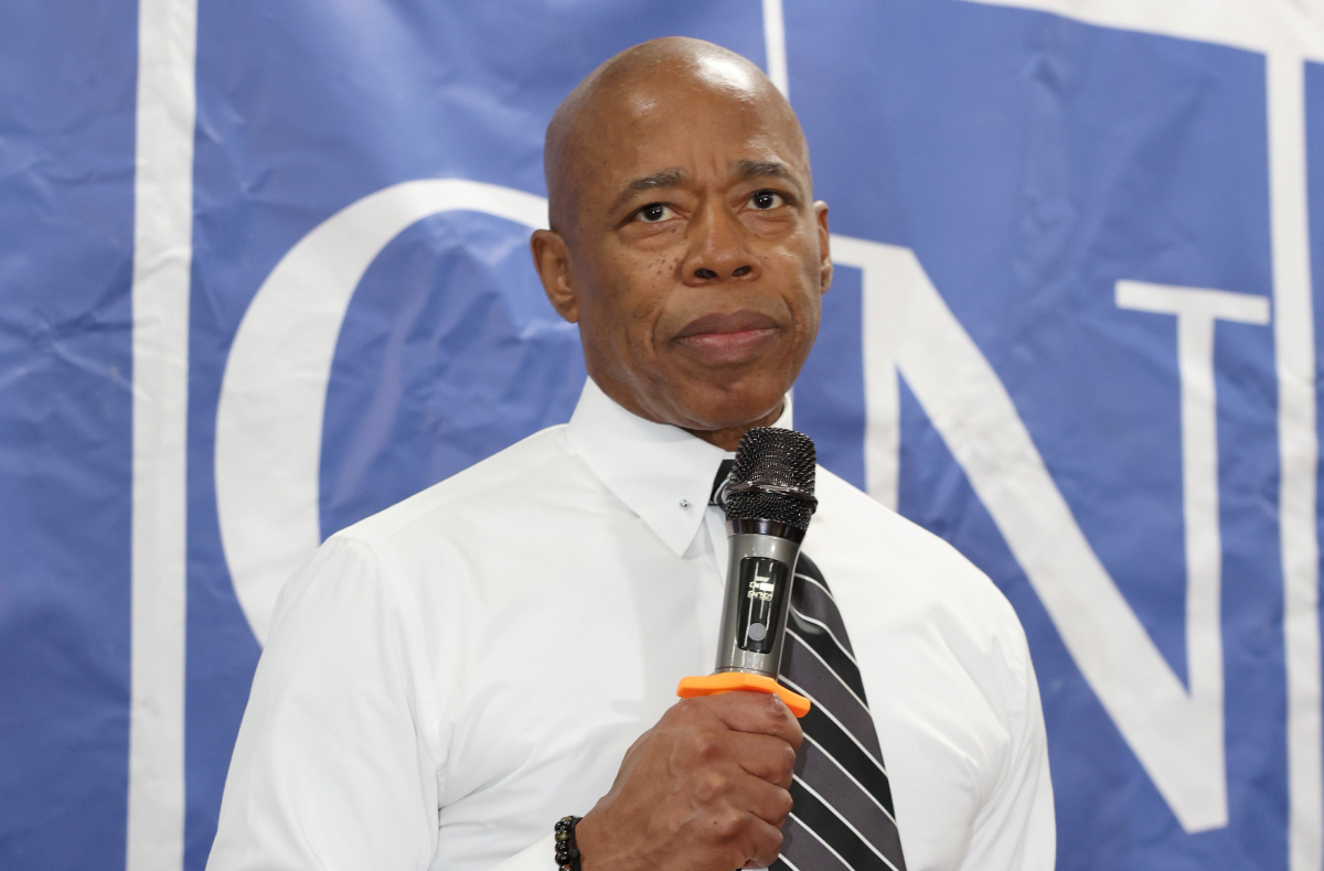 Eric Adams Enfrenta Cargos Federales: Soborno, Fraude y Contribuciones Ilegales