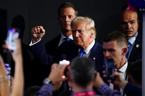 Agentes del Servicio Secreto de EE.UU. vigilan la seguridad de Donald Trump. EFE.
