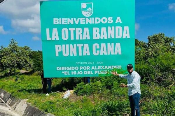 Director La Otra Banda coloca valla con nuevo nombre 
Foto: Fuente externa