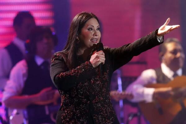 Ana Gabriel le da un boche a una fanática en pleno concierto