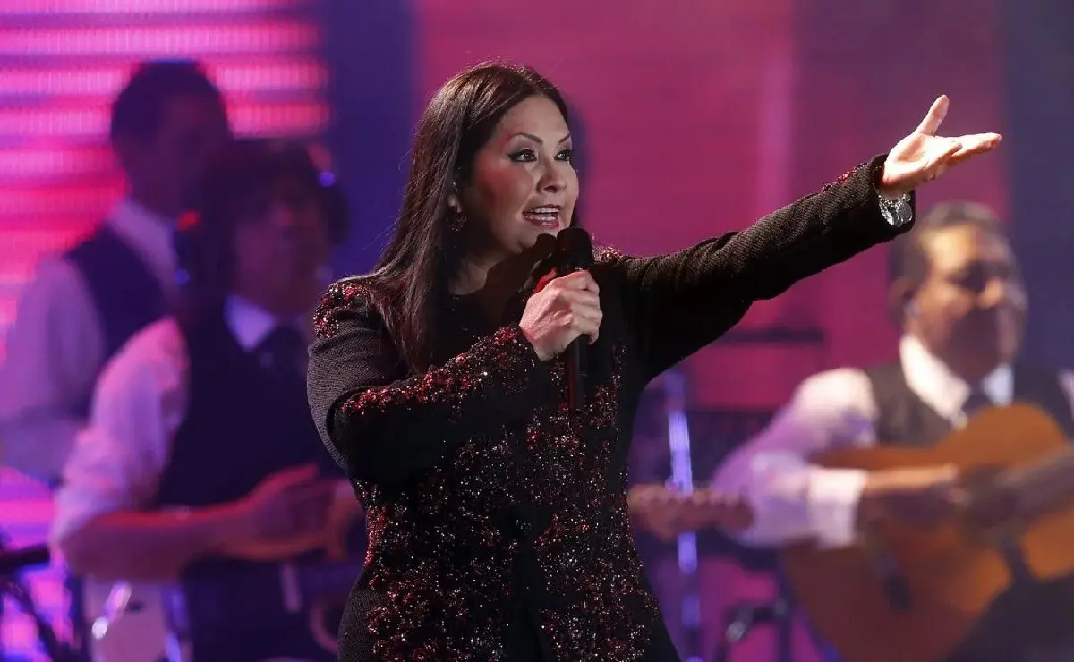 Ana Gabriel le da un boche a una fanática en pleno concierto