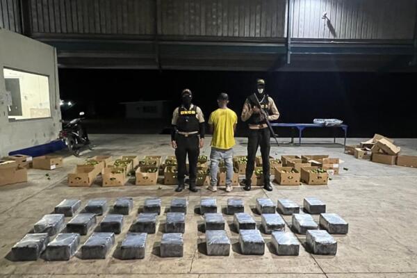 Agentes de la DNCD arrestan hombre e incautan drogas. Foto: fuente externa