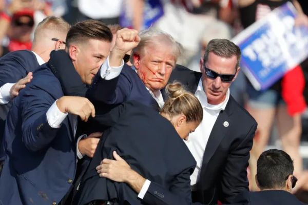 Servicio Secreto cubriendo a Trump en un mitin en julio. EFE. 