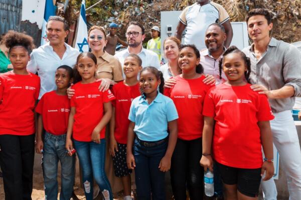 Autoridades-con-ninos-del-sector-Capotillo-en-la-donacion-CDN-Digital.