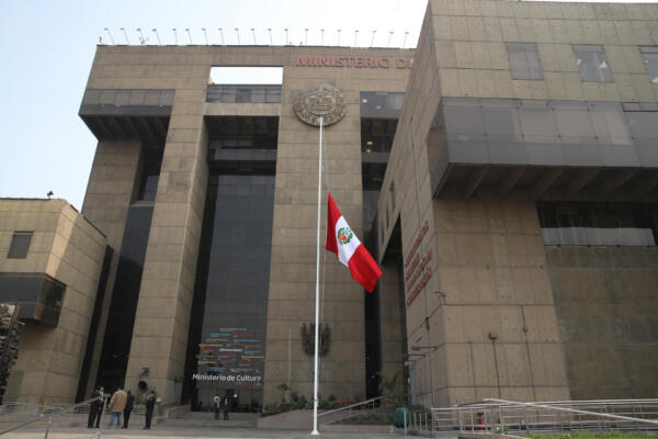 El Gobierno peruano decretó desde este jueves un duelo nacional, que se extenderá por tres días, debido a la muerte del expresidente Alberto Fujimori, fallecido el miércoles a los 86 años (foto: EFE)
