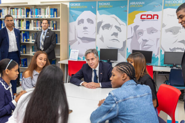 Blinken y Raquel se reúnen con estudiantes del Programa de Inglés de Inmersión en el ICDA