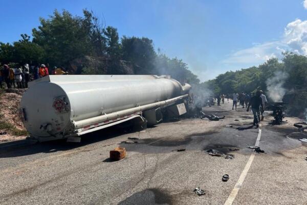 Veinte personas han muerto calcinadas y más de cuarenta han resultado heridas este sábado en la explosión de un camión cisterna en Haití.