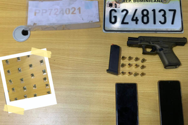 Incautación de un arma de fuego y sustancias controladas por parte de agentes de la Policía.