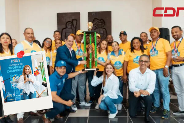 Alcaldesa Carolina Mejía junto al equipo ganador de los juegos ADN 2024. Foto CDN Digital