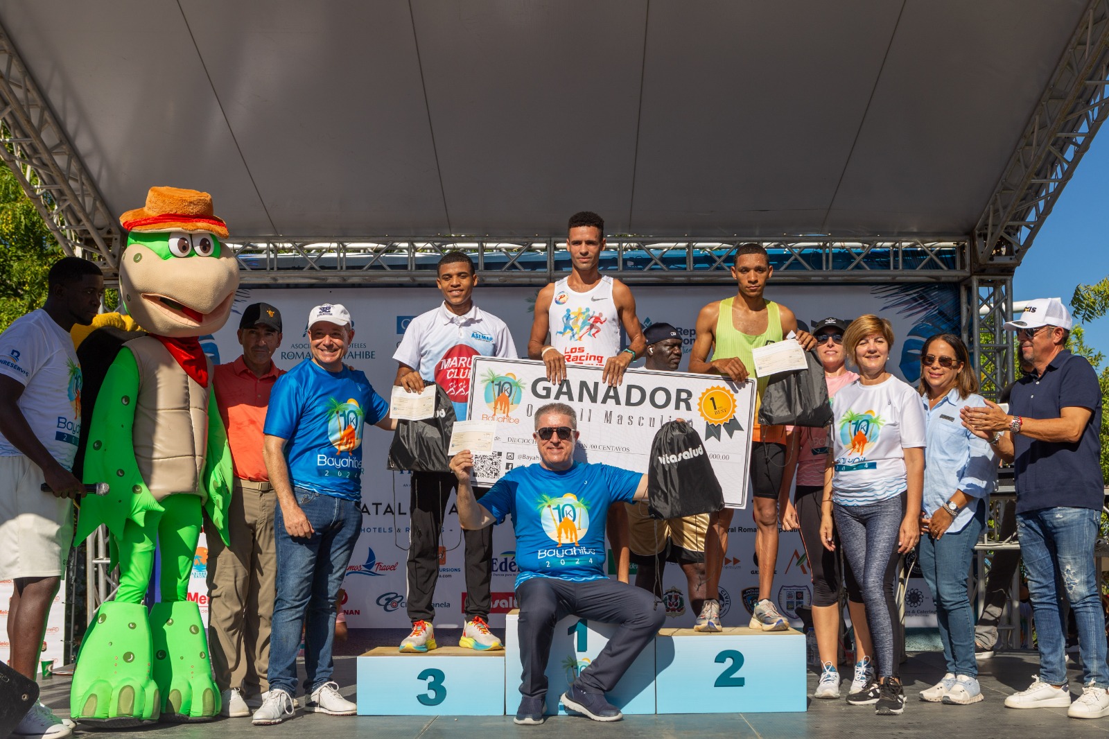 La carrera, en la que participaron 600 corredores, contó con atletas de diferentes provincias del país, en especial, de Santo Domingo y La Altagracia, y aglutinó a más de 1.200 asistentes.