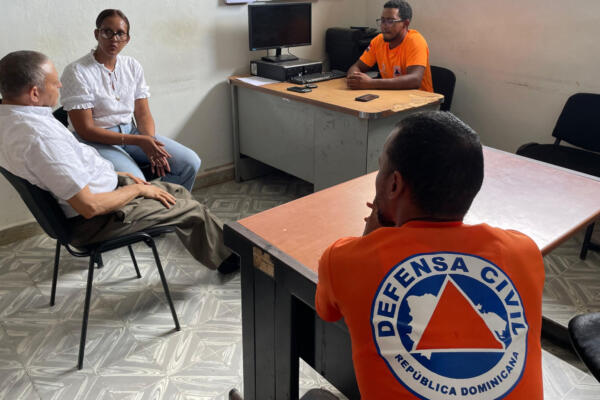 Sacerdote Hipólito de la Cruz reunido con miembros de la Defensa Civil en Nagua para impulsar campaña de concientización sobre uso de salvavidas
