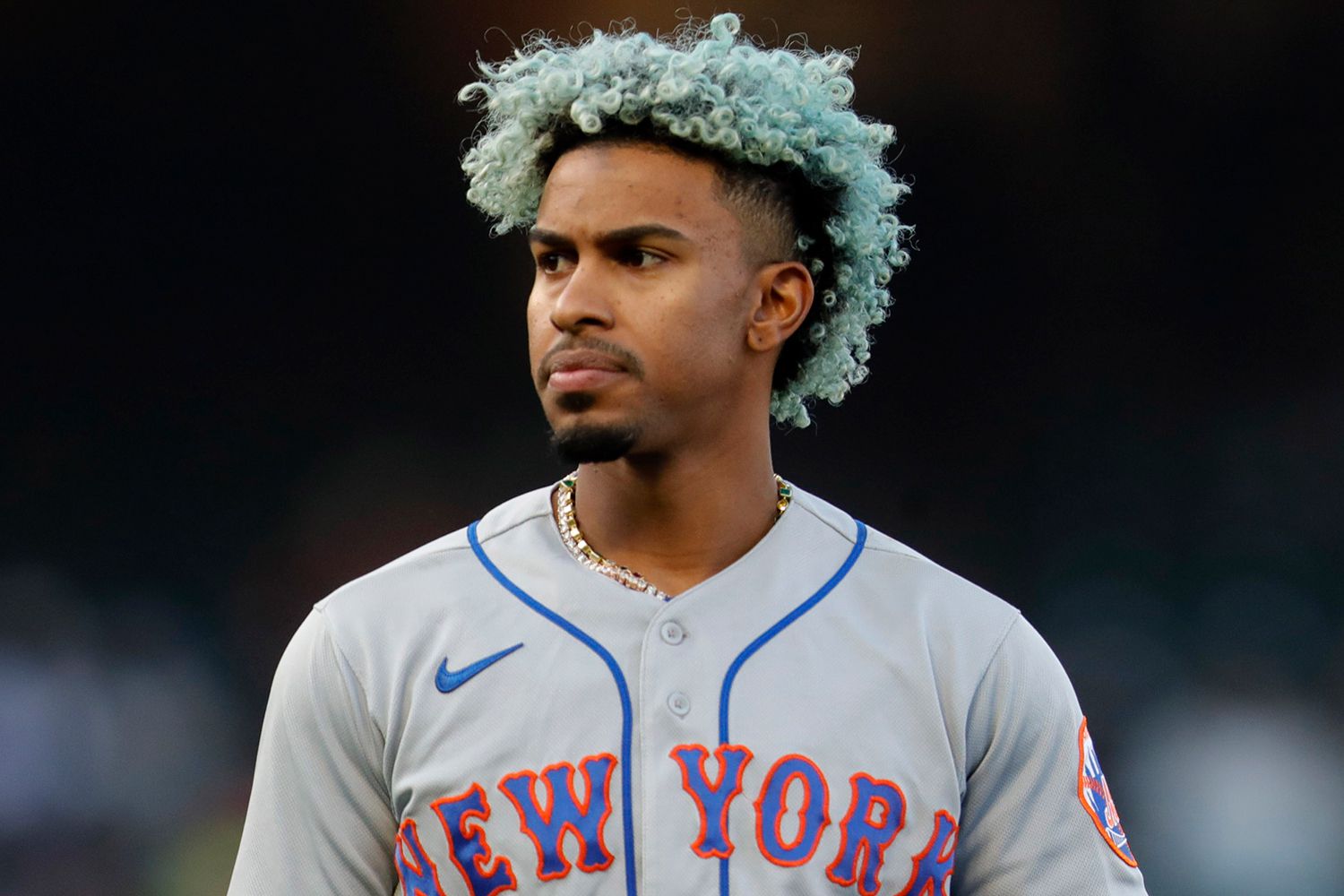Lindor abandonó el juego del viernes temprano después de sentir molestias en la espalda corriendo las bases y se perdió el duelo del sábado -- su primer juego perdido de la temporada -- antes de intentar regresar el domingo.