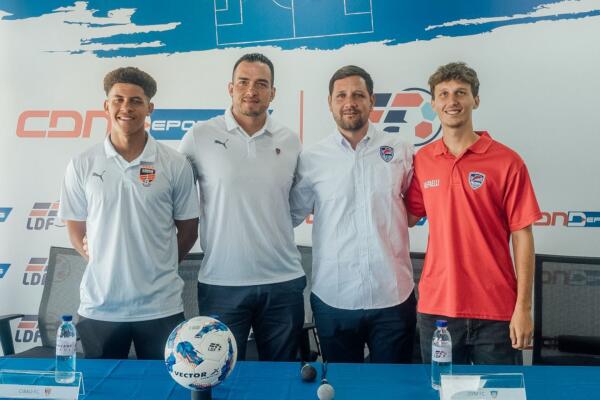La gran final de la LDF arranca este sábado 21 en el estadio Panamericano, donde los universitarios de OyM serán locales ante los actuales campeones de Cibao FC. La final de vuelta y el cierre de la temporada 2024 tendrá como scenario el renovado estadio de Cibao FC en la Universidad PUCMM de Santiago. Esto será el sábado 28 del mes en curso a las seis de la tarde. 