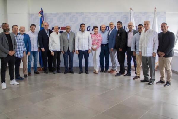 Durante la reunión, el ministro Cruz tuvo la oportunidad de conocer a los miembros del consejo directivo y al personal operativo de la LDF, lo que permitió establecer un diálogo directo y fructífero sobre los desafíos y oportunidades que enfrenta el fútbol dominicano.