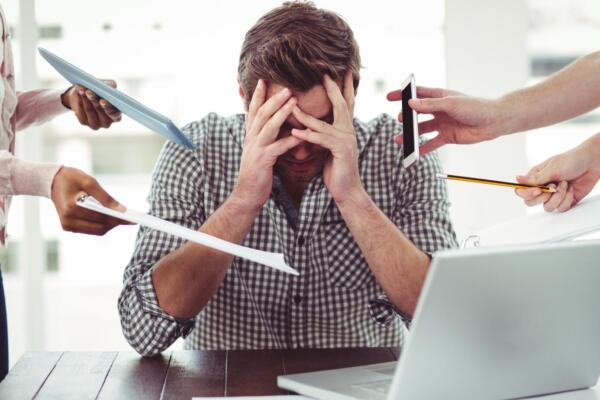 Estrategias efectivas para cuidar y mejorar el bienestar mental en el trabajo.