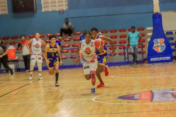 San Lázaro golpea primero en inicio serie final del TBS Distrital Femenino
Supera al Mauricio Báez 78-77 con 27 puntos de Angie Hodge y ocho rebotes; serie sigue el jueves en Villa Juana