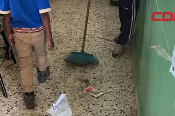 Los maestros explicaron que llevan más de un año desempeñando el rol de maestros y conserjes.  