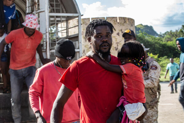 Un hombre de Haití lleva a una niña en brazos durante su deportación desde la República Dominicana este miércoles, en Belladere (Haití). EFE/ Mentor David Lorens