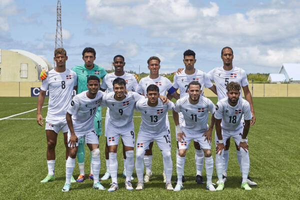 Tras el triunfo obtenido el pasado sábado 3-2 sobre Bermudas, República Dominicana lidera el grupo D con tres unidades. Misma cantidad que Dominica que también superó a Antigua y Barbuda 2-1.