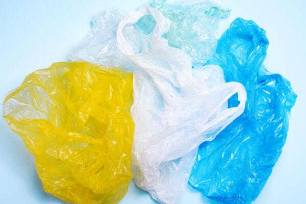 California prohíbe todas las bolsas de plástico en supermercados a partir de 2026