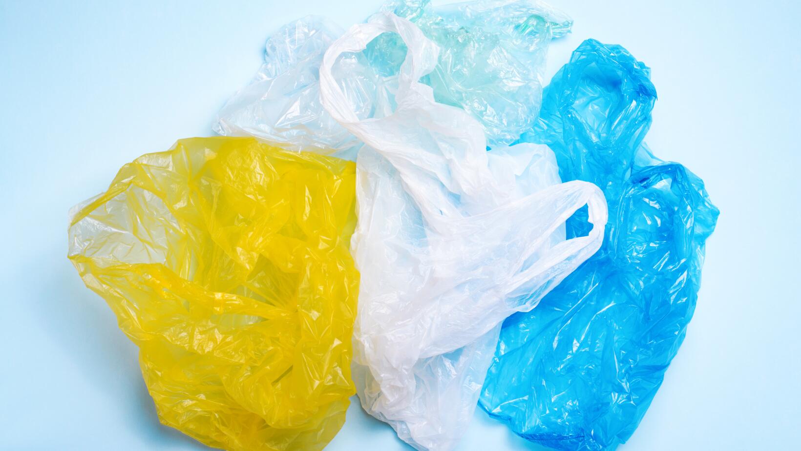 California prohíbe todas las bolsas de plástico en supermercados a partir de 2026