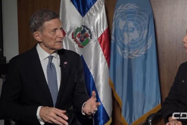 Canciller de la República, Roberto Álvarez junto a la periodista Katherine Hernández. Foto: CDN Digital