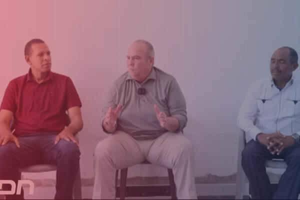 Charles Mariotti dice que el “Gobierno de Luis Abinader ha democratizado la pobreza” en un recorrido por diversos distritos de San Cristóbal. Foto: CDN Digital