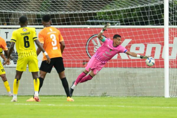 Cibao FC ataca a la portería de Moca FC en el partido de vuelta de la semifinal A de la décima temporada de la Liga Dominicana de Fútbol